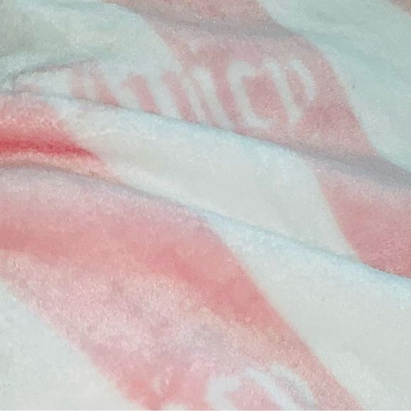 **SOLD** Juicy Couture Pet Plush Throw & Bone Shaped Sherpa Pillow Set for Dogs - Picture 12 of 16